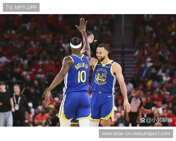 巨星巅峰对决：库里和利拉德的“火拼”！